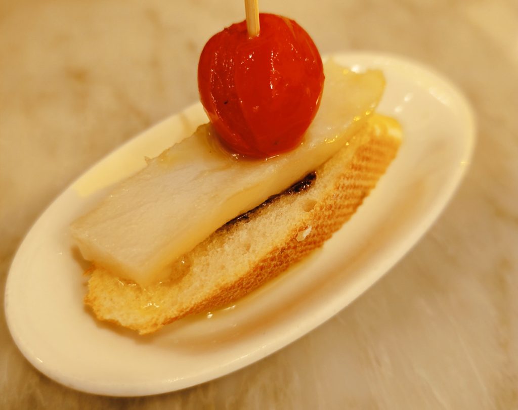 pincho-bacalao-olivada-bodega-neus