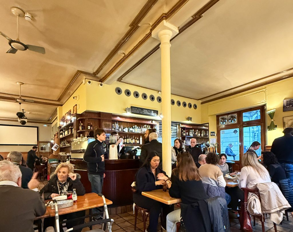 bar-roura-interior
