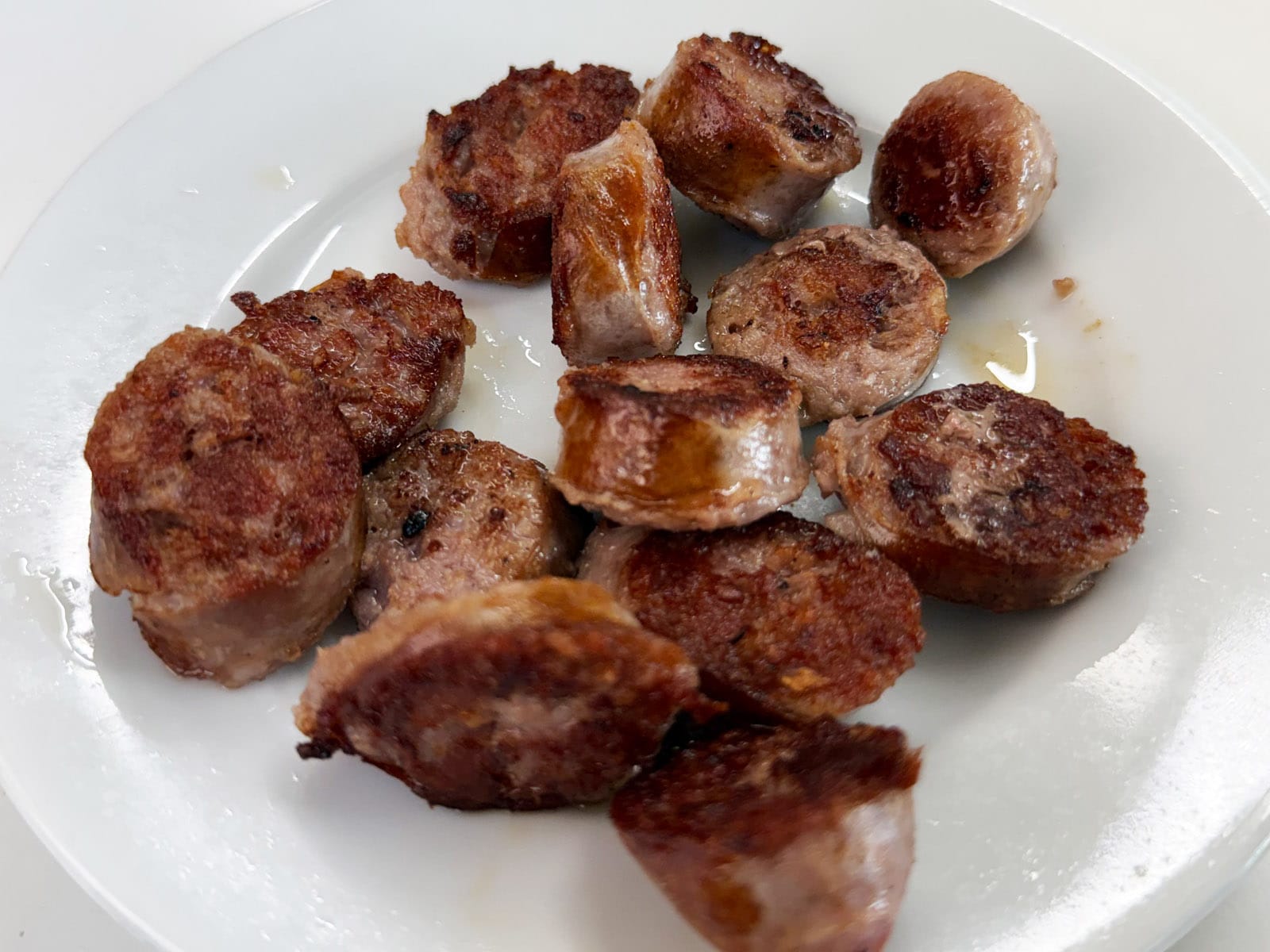 Butifarra a la plancha del Bar Tomás de Sarrià, cortada en rodajas gruesas y bien marcada por fuera