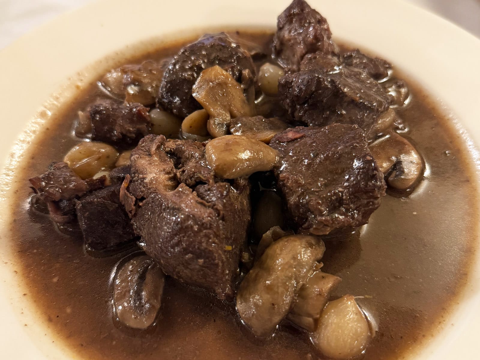 Civet de jabalí de Can Culleretes: trozos de carne guisada con champiñones y ajos en salsa oscura de vino