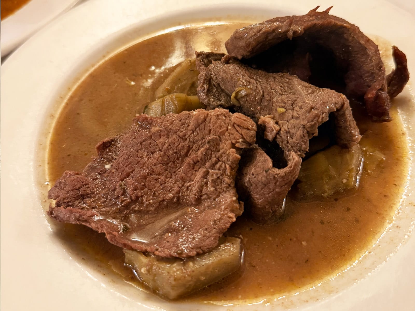 Fricandó de ternera de Can Culleretes: filetes guisados a fuego lento con alcachofas y salsa oscura