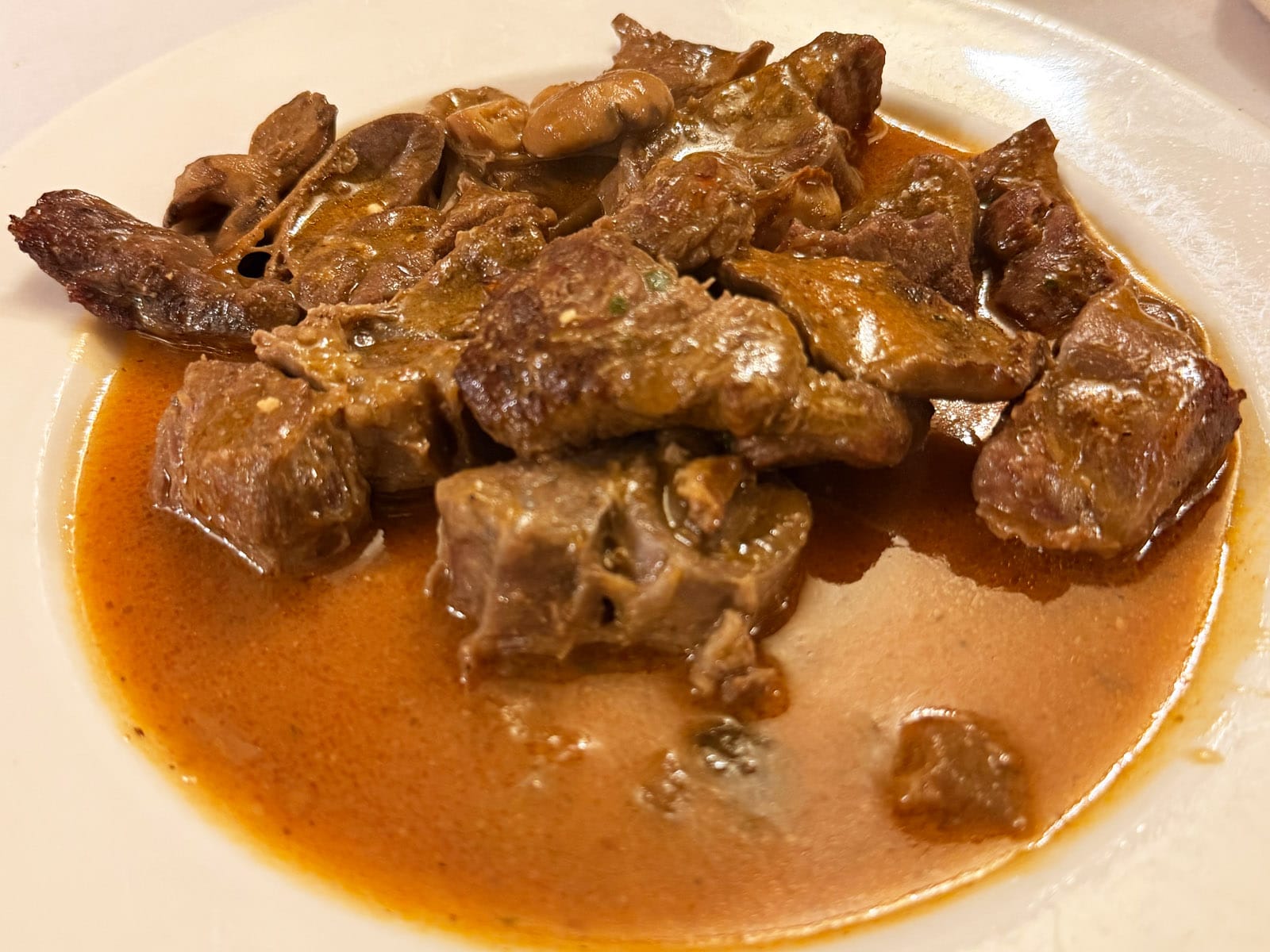 Jarrete de ternera guisado con rovellones de Can Culleretes, en salsa densa y brillante