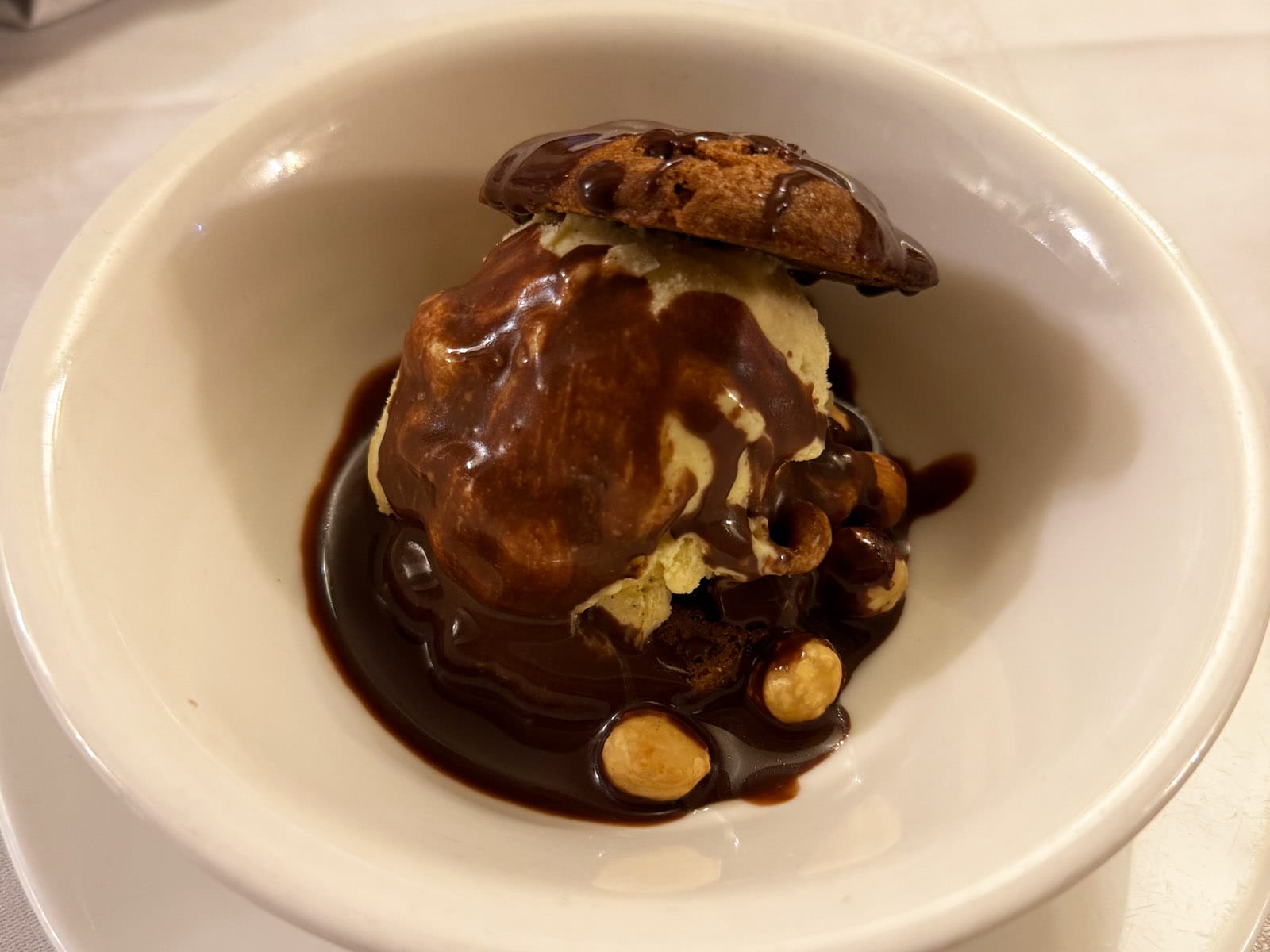 Sisquet de Can Culleretes: bola de helado bañada en chocolate caliente con avellanas enteras y una galleta encima